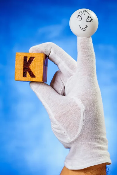 Fingerpuppe mit Holzwürfel mit Großbuchstaben k — Stockfoto