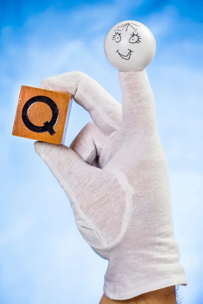 Títere de dedo con cubo de madera con letra mayúscula Q — Foto de Stock