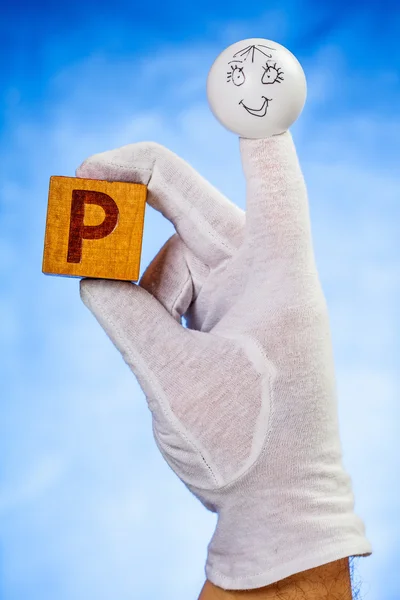 Δάχτυλο μαριονέτα κρατώντας ξύλινο κύβο με κεφαλαίο γράμμα P — Φωτογραφία Αρχείου