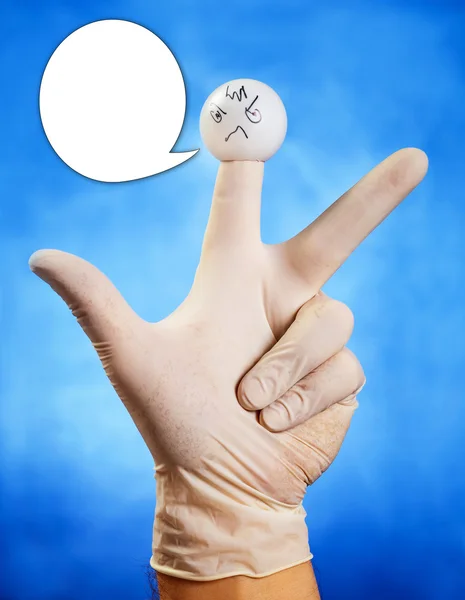 Mano en guante blanco y títere de dedo enojado con burbuja del habla — Foto de Stock