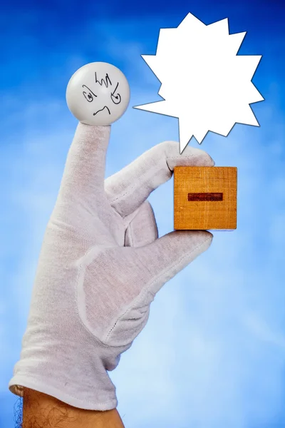 Títere de dedo con burbuja parlante sosteniendo cubo de madera con menos — Foto de Stock