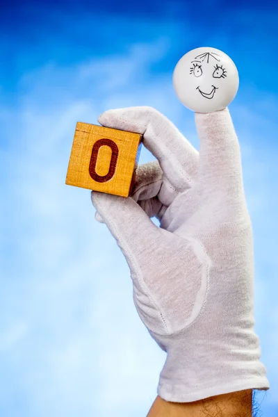 Número cero en el cubo de madera sostener por el dedo títere — Foto de Stock