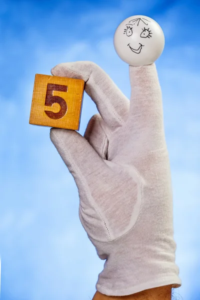 나무 큐브에 번호 5 손가락 괴뢰로 저장 — 스톡 사진