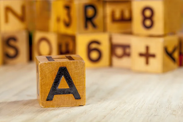 Alter Holzblock mit Großbuchstaben a — Stockfoto