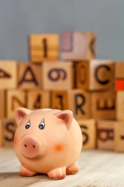 Piggy bank op een tafel — Stockfoto