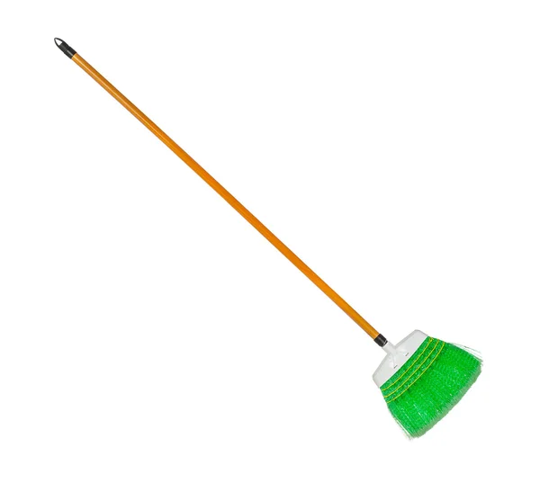 Зеленая пластиковая метла с коричневой ручкой — стоковое фото