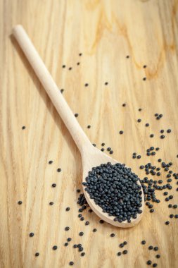 Siyah mercimek fasulye ve tahta kaşık