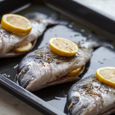 Limon dilimleri ve biberiye ile Dorado balık dolması 