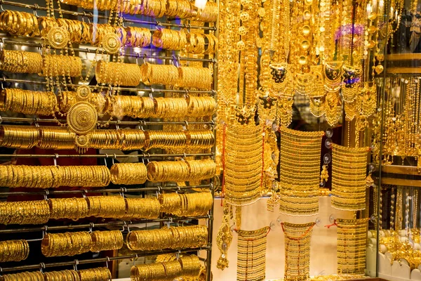 Dubaj, Spojené arabské emiráty - 31. ledna: Zlaté na slavné "Golden souk" v Dub — Stock fotografie