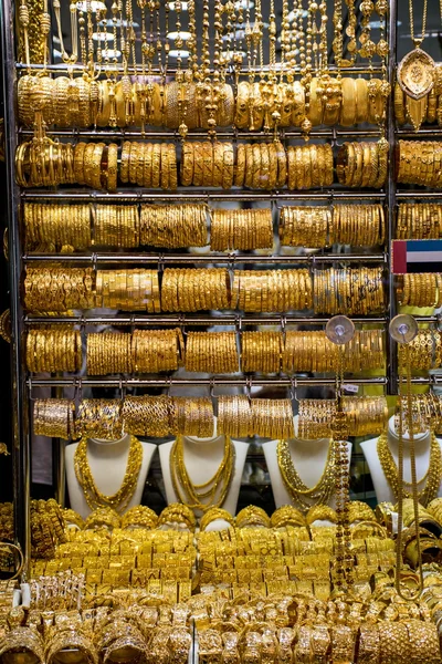 Dubaj, Spojené arabské emiráty - 31. ledna: Zlaté na slavné "Golden souk" v Dub — Stock fotografie