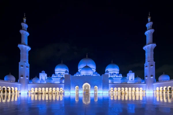 Abu Dhabi, Zjednoczone Emiraty Arabskie - 01 lutego: Wielki Meczet Szejka Zayeda, Abu Dha — Zdjęcie stockowe
