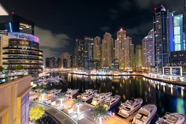 Dubai Marina bei Nacht in den Vereinigten Arabischen Emiraten — Stockfoto