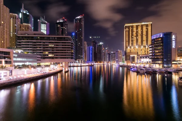 Dubai Marina à noite em Emirados Árabes Unidos — Fotografia de Stock