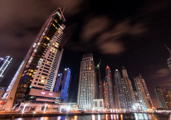 Dubai Marina à noite em Emirados Árabes Unidos — Fotografia de Stock