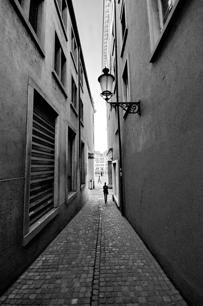 Calle estrecha en la ciudad — Foto de Stock