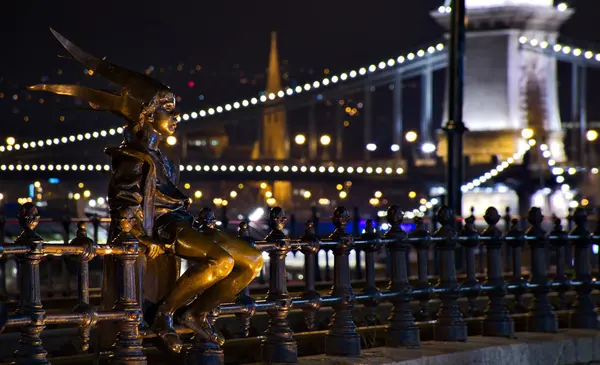 HUNGRÍA BUDAPEST - 30 DE OCTUBRE DE 2016: Pequeña estatua de princesa en Bu —  Fotos de Stock