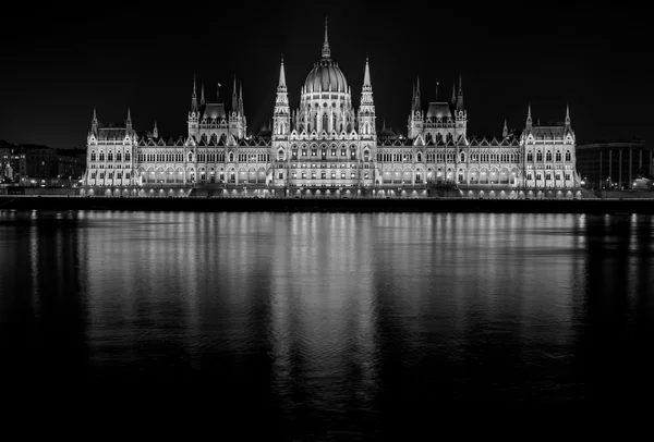Парламент Венгрии в Будапеште ночью — стоковое фото