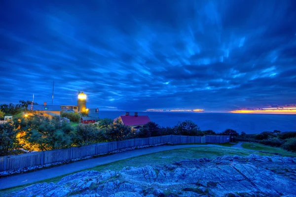 Deniz feneri günbatımı Kullens Makedonya, İsveç — Stok fotoğraf