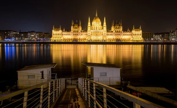 Парламент Венгрии в Будапеште ночью — стоковое фото