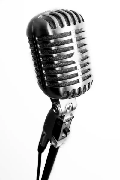 Beyaz arkaplanda klasik mikrofon — Stok fotoğraf