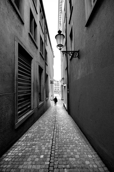 Enge Straße in der Stadt — Stockfoto