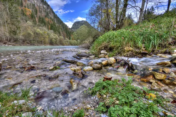 Rocce nel fiume che scorre in montagna — Foto Stock