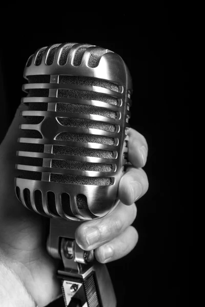 Ročník mikrofon na černém pozadí — Stock fotografie