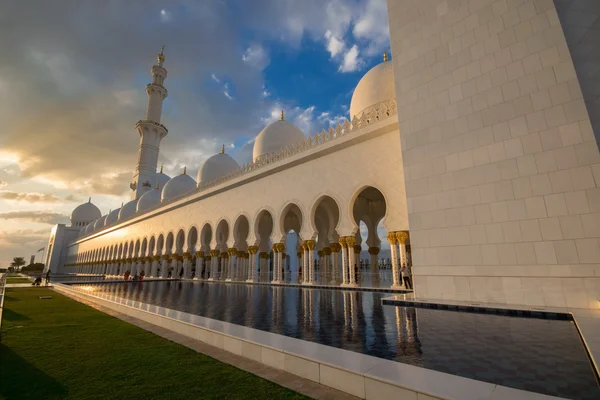 Абу-Дабі, ОАЕ - 01 лютого: Мечеть шейха Заєда Гранд, Абу ДГВ — стокове фото