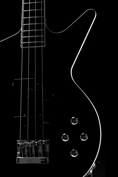 Korpus einer klassischen schwarzen Bassgitarre — Stockfoto