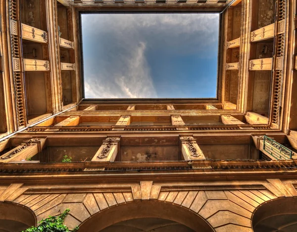 Courtyard of an old building — Stock Photo, Image