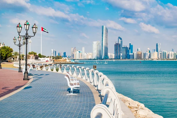 Vista de Abu Dhabi en los Emiratos Árabes Unidos — Foto de Stock