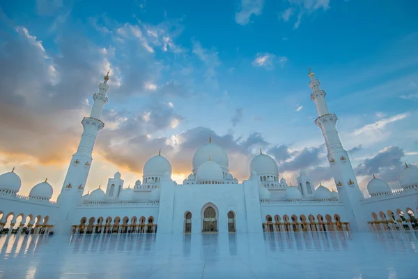 Abu Dhabi, Egyesült Arab Emírségek - február 01: Sheikh Zayed nagy mecset Abu Dha — Stock Fotó