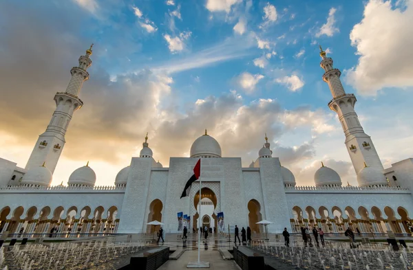 Abu Dhabi, Egyesült Arab Emírségek - február 01: Sheikh Zayed nagy mecset Abu Dha — Stock Fotó