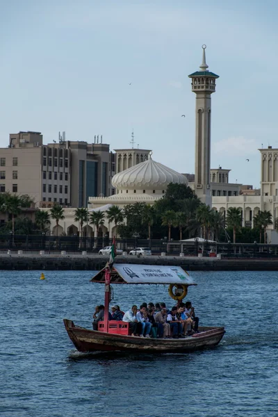 DUBAI, UAE-GENNAIO 31, 2016: Traghetti tradizionali Abra al cre — Foto Stock