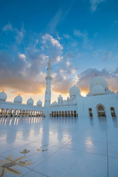 Abu Dhabi, Egyesült Arab Emírségek - február 01: Sheikh Zayed nagy mecset Abu Dha — Stock Fotó
