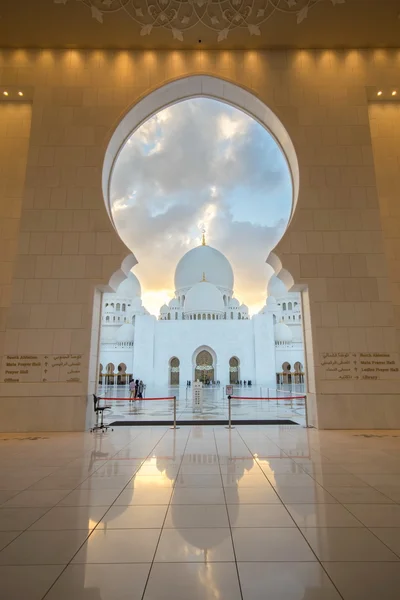 アブダビ、アラブ首長国連邦 - 2 月 1 日: シェイク ・ ザーイド ・ モスク、アブ Dha — ストック写真