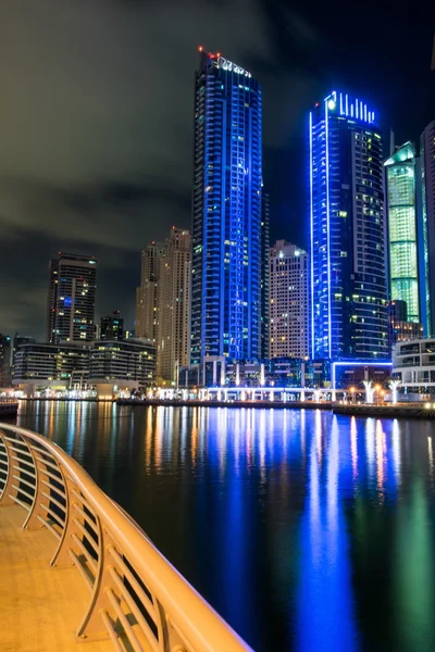 Dubai Marina v noci ve Spojených arabských emirátech — Stock fotografie