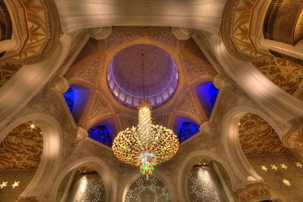 ABU DHABI, Emiratos Árabes Unidos - 01 DE FEBRERO: Mezquita Sheikh Zayed, Abu Dha — Foto de Stock