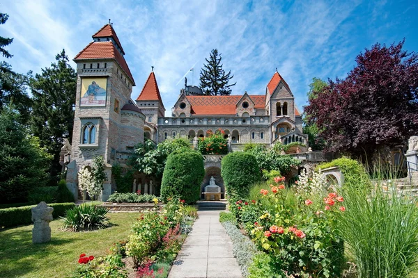 SZEKESFEHERVAR, HUNGARY - JULY 04, 2015: Bory Castle in Hungary — Stock Photo, Image