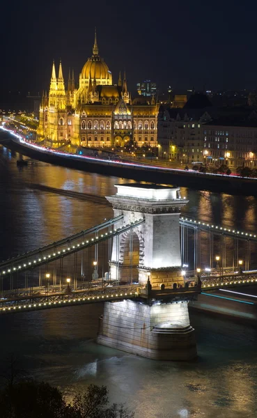 Парламент Венгрии ночью — стоковое фото