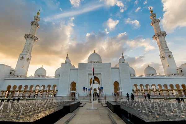 Abu Dhabi, Verenigde Arabische Emiraten - 01 februari: Sheikh Zayed Grand moskee, Abu Dha — Stockfoto