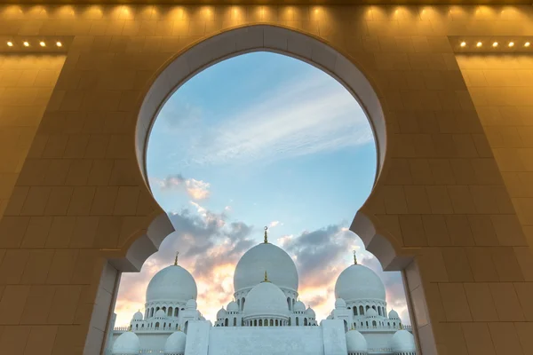 ABU DHABI, Emirati Arabi Uniti - 01 FEBBRAIO: Sheikh Zayed Grand Mosque, Abu Dha — Foto Stock