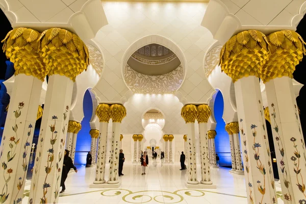 Abu Dhabi, Verenigde Arabische Emiraten - 01 februari: Sheikh Zayed Grand moskee, Abu Dha — Stockfoto