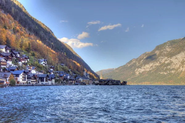 Vackra byn Hallstatt på sidan av en sjö i Alp — Stockfoto