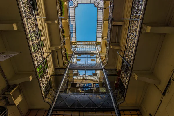 Binnenplaats van een oud gebouw — Stockfoto