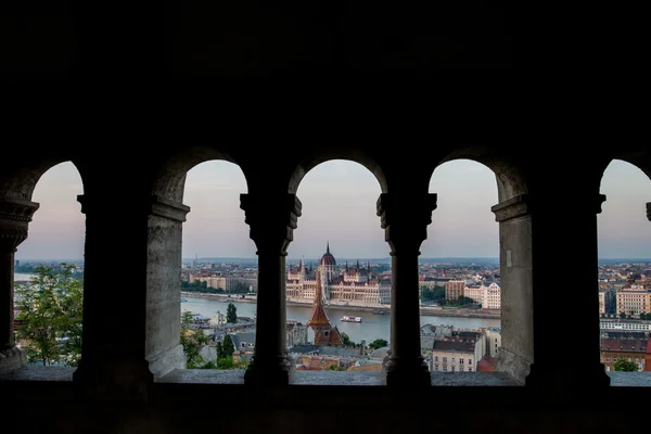 Parlament z Węgrami w Budapeszcie — Zdjęcie stockowe