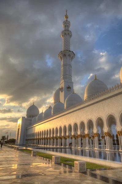 Abu Dhabi, Egyesült Arab Emírségek - február 01: Sheikh Zayed nagy mecset Abu Dha — Stock Fotó