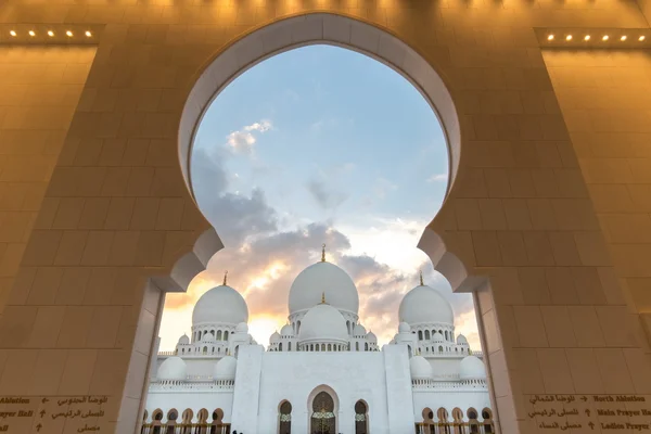 ABU DHABI, Emiratos Árabes Unidos - 01 DE FEBRERO: Mezquita Sheikh Zayed, Abu Dha —  Fotos de Stock