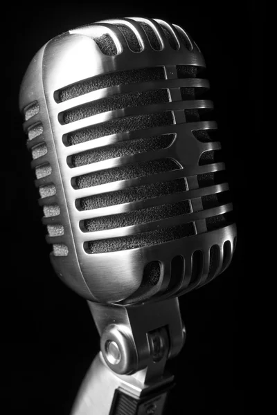 Microfone vintage em fundo preto — Fotografia de Stock