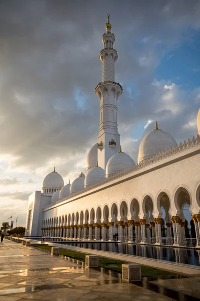 アブダビ、アラブ首長国連邦 - 2 月 1 日: シェイク ・ ザーイド ・ モスク、アブ Dha — ストック写真